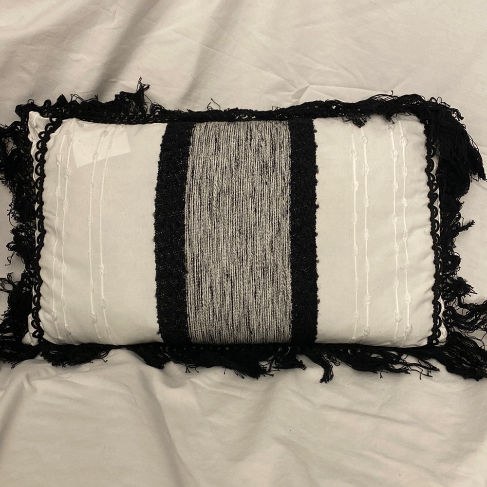 Ink+Ivy Kai 12”x20” Oblong Pillow in Black/White